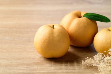 Ahşap zemin üzerinde Asya armudu veya Nashi armudu