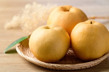 Ahşap arka planda Asya armudu veya Nashi armudu sepeti