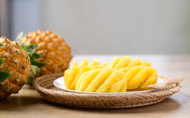 Dilimlenmiş ananas meyvesi yemeye hazır, yaz mevsiminde tropik meyve.