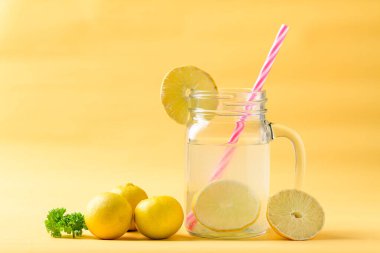Sarı üzerine taze limonata, Mason kavanozunda yaz içkisi.