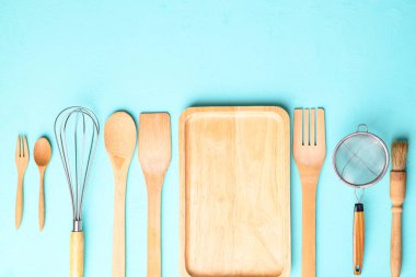 Renk arkaplanı üzerinde yemek pişirmek için mutfak gereçleri, düz yatıyordu