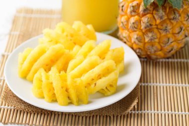 Dilimlenmiş ananas meyvesi yemeye hazır, yaz mevsiminde tropik meyve.