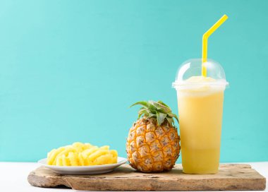 Renkli arka planda taze ananas ve smoothie, yaz içeceği.