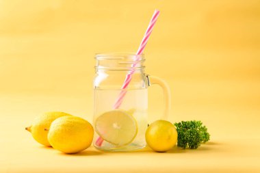 Sarı üzerine taze limonata, Mason kavanozunda yaz içkisi.