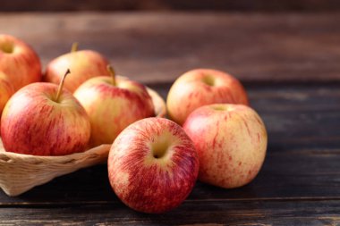 Tahta arka planda kırmızı elma meyvesi, sağlıklı meyve.