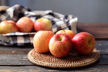 Tahta arka planda kırmızı elma meyvesi, sağlıklı meyve.