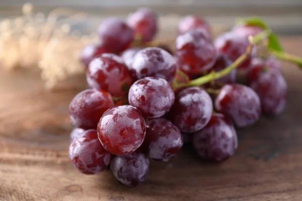 Bunch Red Grape Wooden Background — Stock Photo, Image