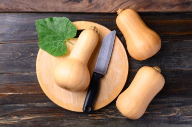 Ahşap zeminde kabak ya da balkabağı yemek pişirmeye hazır olun, masa üstü görünümü