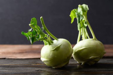 Ahşap arka planda taze kohlrabi, organik sebzeler.