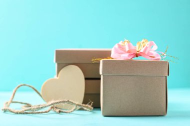 Açık mavi arkaplan üzerinde kağıt hediye kutusu, özel gün ve tatil vermek için bir zanaat