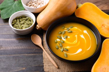 Kabak kabağı çorbası ahşap arka planda kabak çorbası, sonbahar mevsiminde ev yapımı yemek.