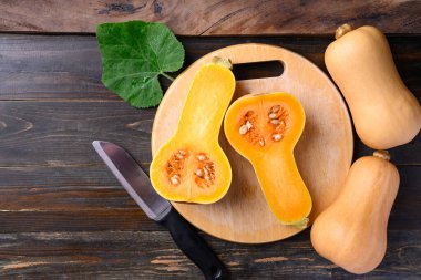 Ahşap zeminde kabak ya da balkabağı yemek pişirmeye hazır olun, masa üstü görünümü