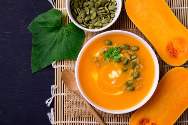 Kabak kabağı çorbası kasede kabak çorbası, güz mevsiminde ev yapımı yemek, Top View.