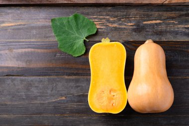 Tahta zemin üzerinde kabak ya da balkabağı, masa üstü görünümü