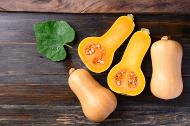 Tahta zemin üzerinde kabak ya da balkabağı, masa üstü görünümü