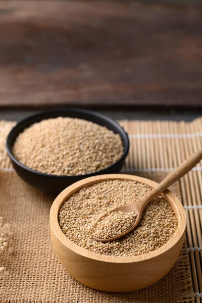 Hnědá Quinoa Semínka Dřevěné Misce Lžičkou Super Food — Stock fotografie