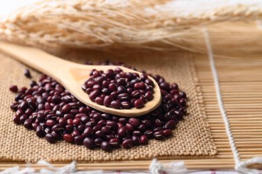 Azuki fasulyesi, Adzuki fasulyesi ya da ahşap kaşıkta kırmızı mung fasulyesi, Çin yemekleri ve Japon tatlıları.