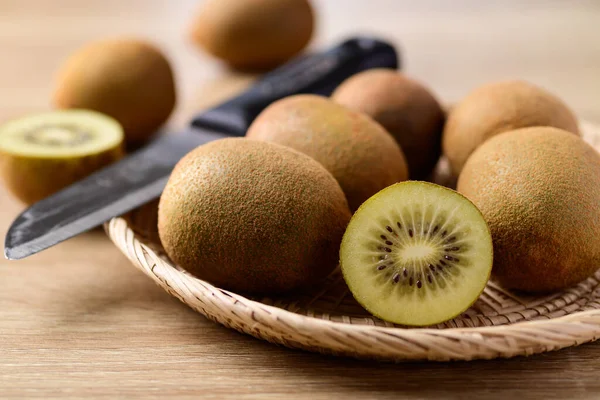 Fruta Kiwi Dourada Fresca Cesta Fundo Madeira — Fotografia de Stock