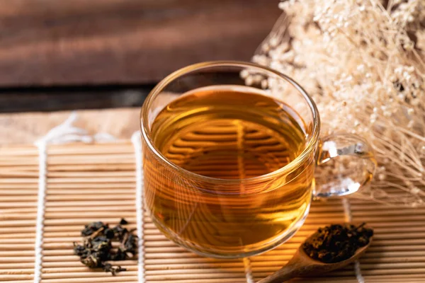 Горячий Чай Стакане Сушеными Чайными Листьями Ложке Здоровый Напиток — стоковое фото