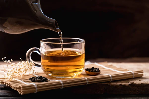 Горячий Чай Чайнике Наливая Стакан Здоровый Напиток — стоковое фото