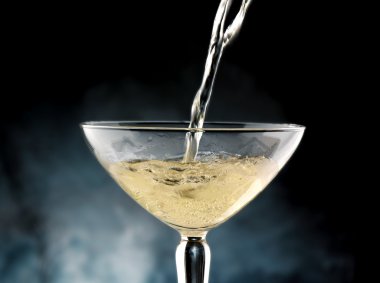 Bir bardak şampanya.