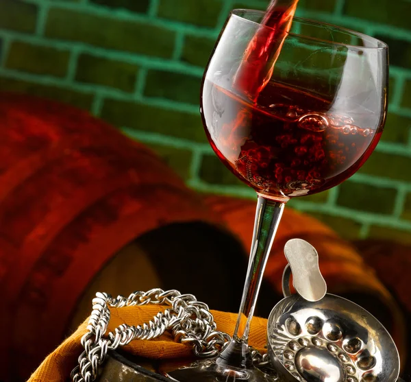 Vasos de vino tinto en bodega —  Fotos de Stock