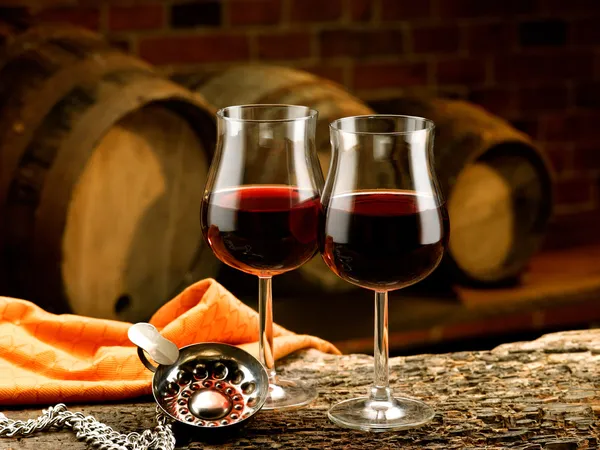 Gläser Rotwein im Weinkeller — Stockfoto