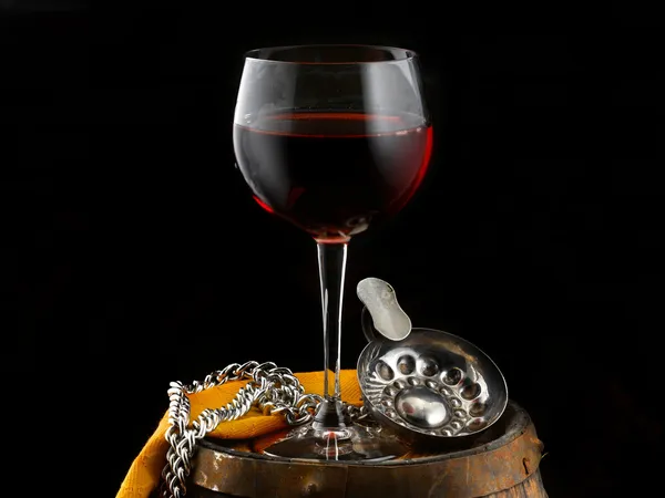 Gläser Rotwein im Weinkeller — Stockfoto