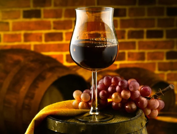 Окуляри червоного вина у винному підвалі — стокове фото