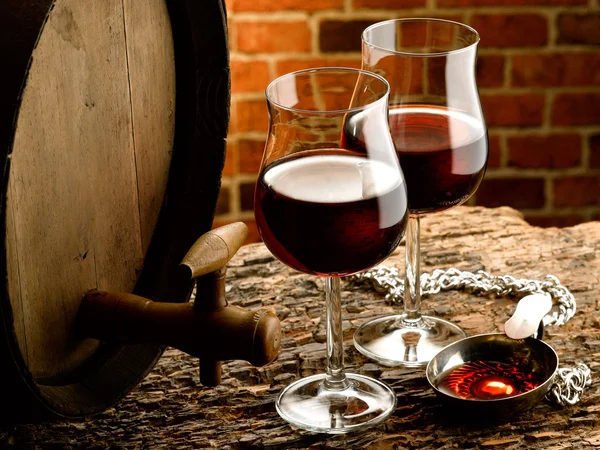 Glas rött vin i vinkällaren — Stockfoto