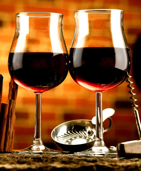 Vasos de vino tinto en bodega —  Fotos de Stock