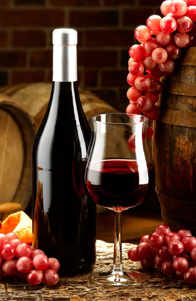 Gläser Rotwein im Weinkeller — Stockfoto