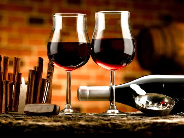 Szklanki czerwonego wina w piwnicy winiarskiej — Zdjęcie stockowe