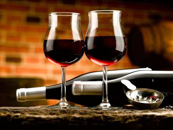 Lunettes de vin rouge dans la cave à vin — Photo