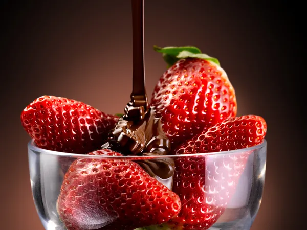 Chocolate and strawberries — Stock Photo, Image