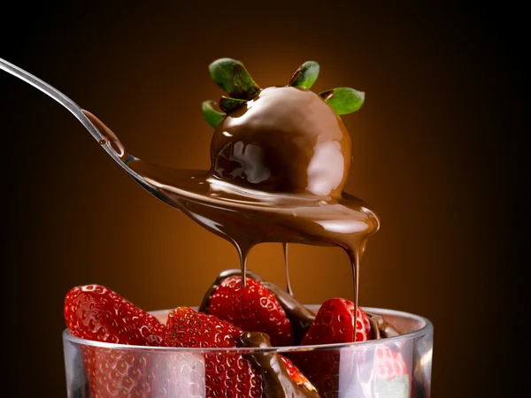 Schokolade und Erdbeeren — Stockfoto