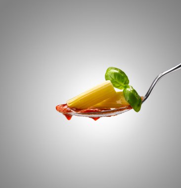 Fesleğen sosu makarna ve domates