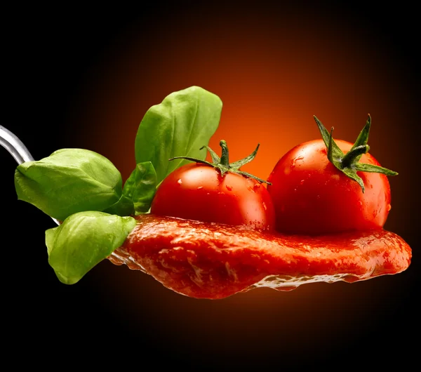 Massas de manjericão e molho de tomate — Fotografia de Stock
