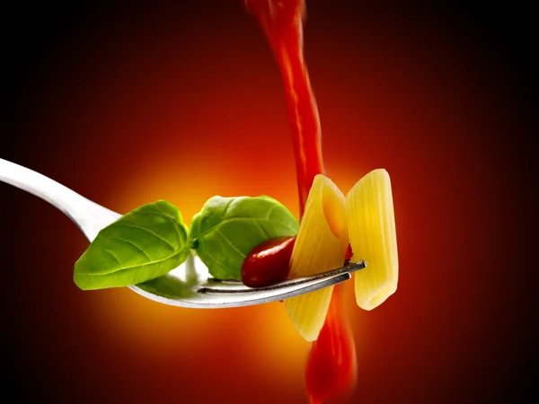 Bazsalikom tészta és paradicsom szósszal — Stock Fotó