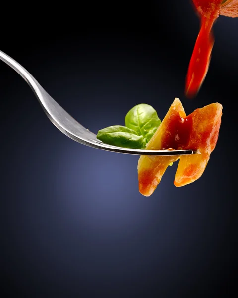 Bazylia, sos pomidorowy i makaron — Zdjęcie stockowe