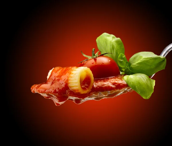 Bazsalikom tészta és paradicsom szósszal — Stock Fotó
