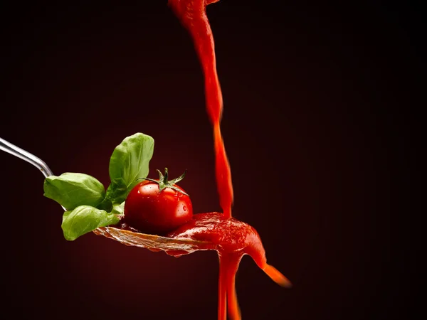 Basil pasta and tomato sauce — Stock Photo, Image