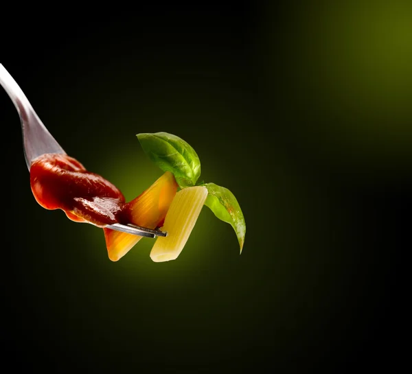 Nudeln mit Basilikum und Tomatensauce — Stockfoto