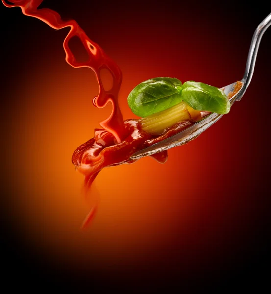 Паста с базиликом и томатным соусом — стоковое фото