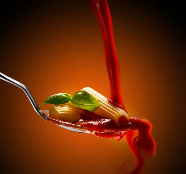 Pasta de albahaca y salsa de tomate — Foto de Stock