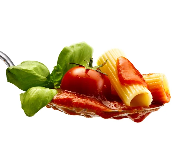 Makaron i pomidorowym sosie bazyliowym na na białym tle — Zdjęcie stockowe