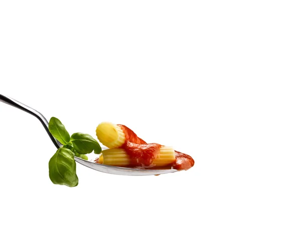 Fesleğen izole bir arka plan üzerinde makarna ve domates sos — Stok fotoğraf