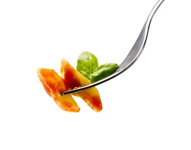 fesleğen izole bir arka plan üzerinde makarna ve domates sos