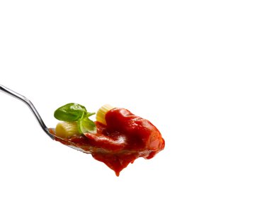 fesleğen izole bir arka plan üzerinde makarna ve domates sos