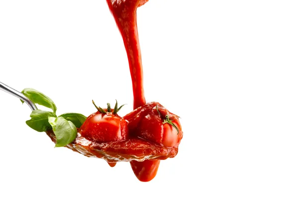 Pasta al basilico e sugo di pomodoro su fondo isolato — Foto Stock